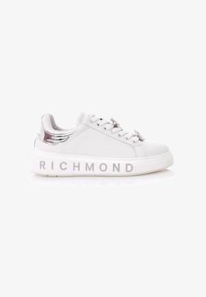 Sneaker bianca con dettagli argentati a forma di ala e logo "RICHMOND" in lettere metalliche sul lato. Presenta una tomaia in tessuto liscio e un design con lacci.
