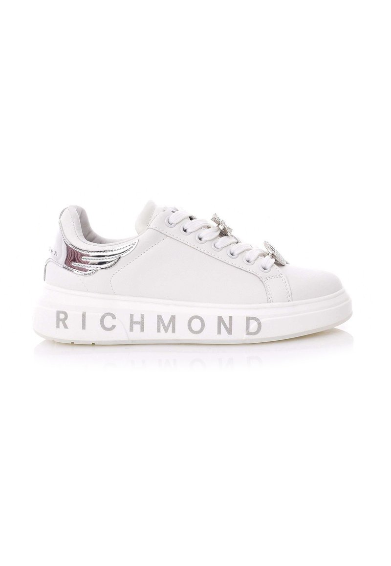 Sneaker bianca con dettagli argentati a forma di ala e logo "RICHMOND" in lettere metalliche sul lato. Presenta una tomaia in tessuto liscio e un design con lacci.