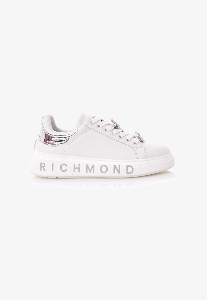 Sneaker bianca con dettagli argentati a forma di ala e logo "RICHMOND" in lettere metalliche sul lato. Presenta una tomaia in tessuto liscio e un design con lacci.