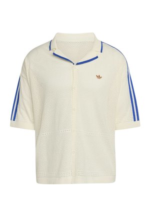 Cardigan en maille crème à manches courtes avec des rayures bleues sur les manches, boutonnière à l'avant, col doux et petit logo marron sur la poitrine.