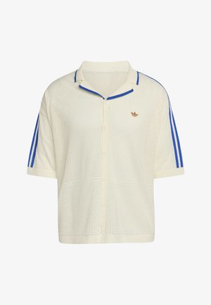 Cardigan en maille crème à manches courtes avec des rayures bleues sur les manches, boutonnière à l'avant, col doux et petit logo marron sur la poitrine.