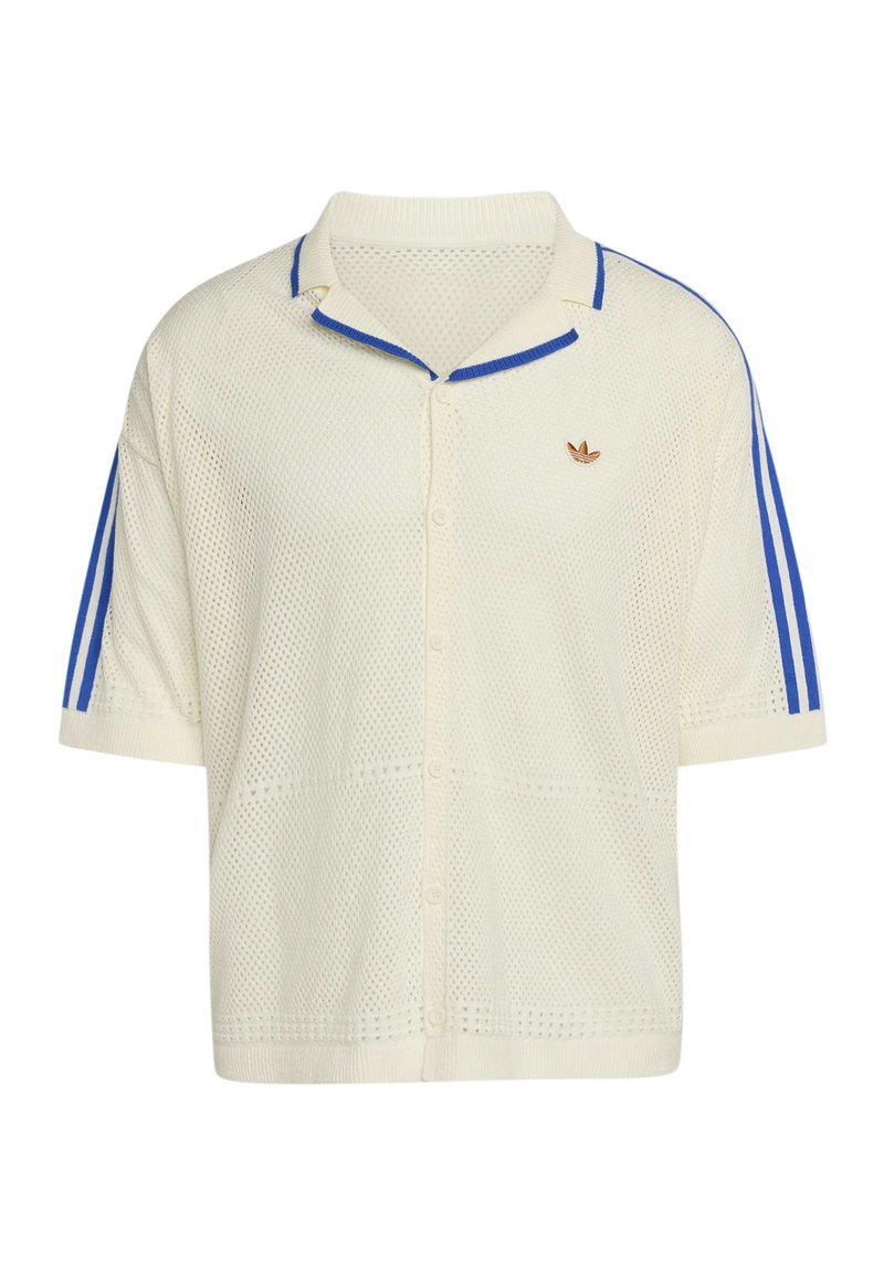 Korte mouw crème gebreid vest met blauwe strepen op de mouwen, knopen aan de voorkant, zachte kraag en klein bruin logo op de borst.