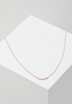 Collier délicat en chaîne plaqué or rose avec une petite barre horizontale ornée de neuf pierres blanches rondes, présenté sur un support blanc.