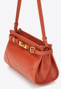 Skórzana torebka w kolorze pomarańczowym o fakturze gruboziarnistej, z złotymi akcentami i odczepianym paskiem; uformowana w plisowany wzór.