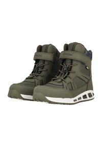 Grüne High-Top-Stiefel aus Netz- und Synthetikmaterialien, mit verstellbarem Riemen und weißer Zwischensohle mit Ausschnitten. Strukturiertes Finish und gewebte Akzente.