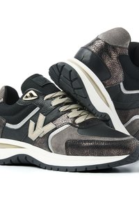 Heren sneakers met een combinatie van zwart leer, grijs suede en geperforeerde bruine accenten, met een witte tussenzool en een gestructureerde rubberen buitenzool.