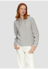 Felpa grigia in cotone con cappuccio regolabile, maniche lunghe e vestibilità comoda, abbinata a pantaloni bianchi. Tessuto morbido con dettagli minimi.
