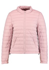 Chaqueta acolchada rosa con cremallera frontal, cuello alto y puños acanalados. Presenta un acolchado horizontal y bolsillos laterales con cierres a presión.