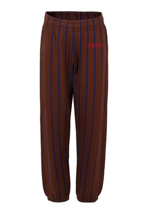 Bruine gestreepte broek gemaakt van zachte stof, met donkerblauwe verticale strepen en een elastische tailleband. Verfraaid met rode borduurwerk.