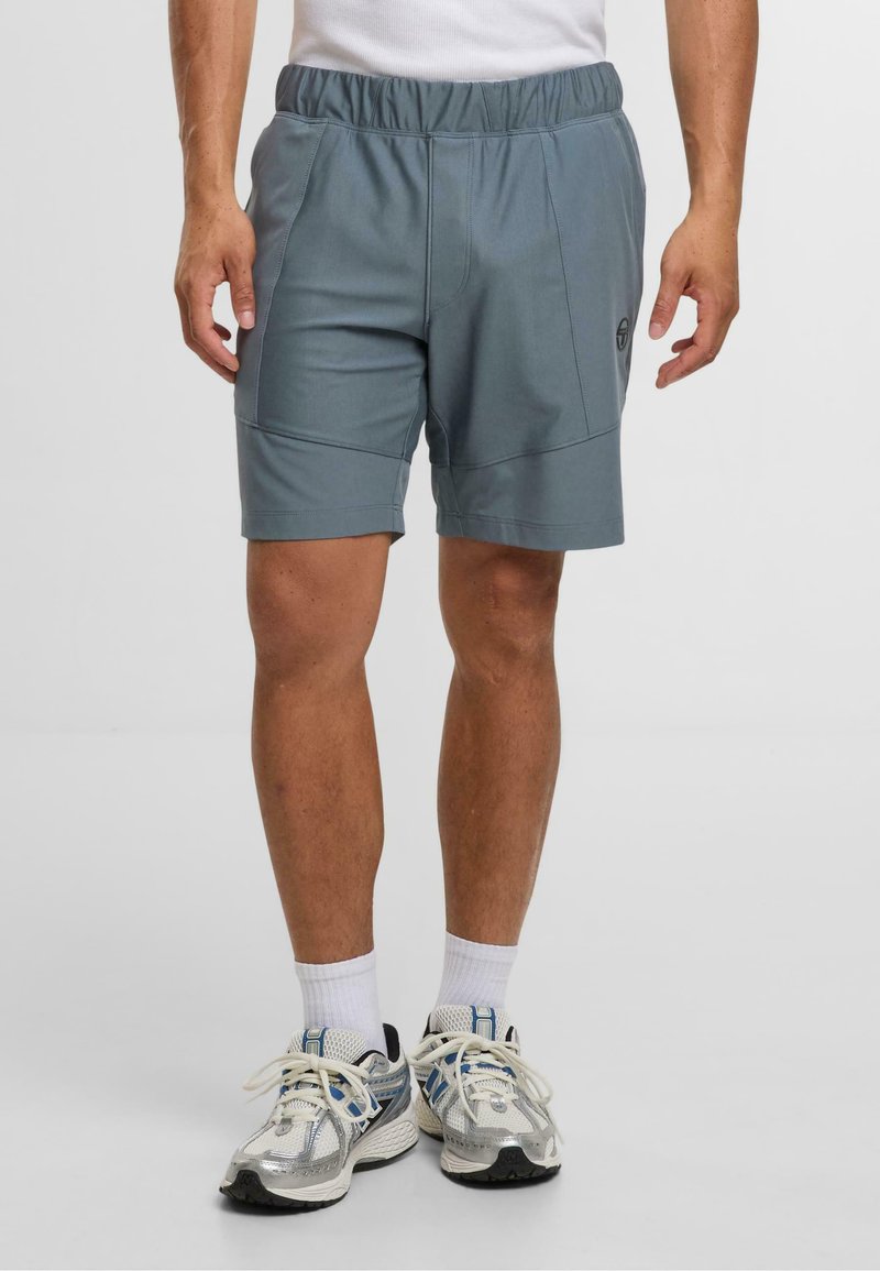 Pánské šortky do poloviny stehna z lehkého modrého materiálu s elastickým pasem, vybavené bočními kapsami a logem na levém stehně.