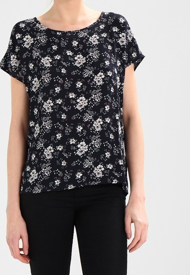 Blouse à manches courtes noire à fleurs avec un col rond ; motifs floraux blancs et roses ; tissu léger ; coupe ample.