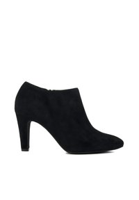 Bottes de cheville en suède noir avec un bout pointu et un talon haut effilé. Dotées d'une fermeture éclair latérale pour un enfilage facile. Texture lisse et design épuré.