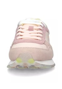 Sneaker in suede rosa con una finitura liscia, lacci bianchi e una suola trasparente con dettagli neon. Punta arrotondata e colletto imbottito.
