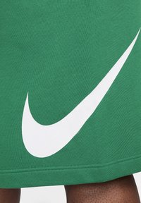 Nike Sportswear SPORTSWEAR CLUB - Pantalones deportivos - malachite white white