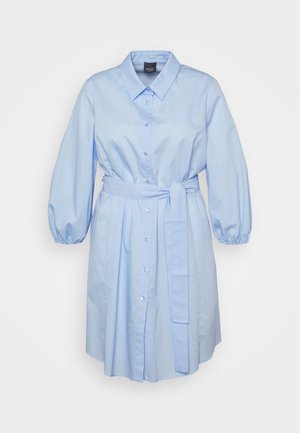Lichtblauw shirtjurk met een kraag, knoopsluiting aan de voorkant en een aansluitende taille. Beschikt over pofmouwen en een stoffen riem voor een op maat gemaakte uitstraling.