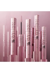 Tubi di mascara rosa con finiture testurizzate, caratterizzati dal marchio "Sky High", un applicatore nero nella parte anteriore e altezze e forme varie.