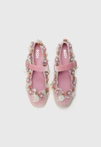 Roze stoffen Mary Jane-schoenen versierd met bloemenmotieven, kantaccenten en nepperlen; heeft een platte zool en een verstelbare band.