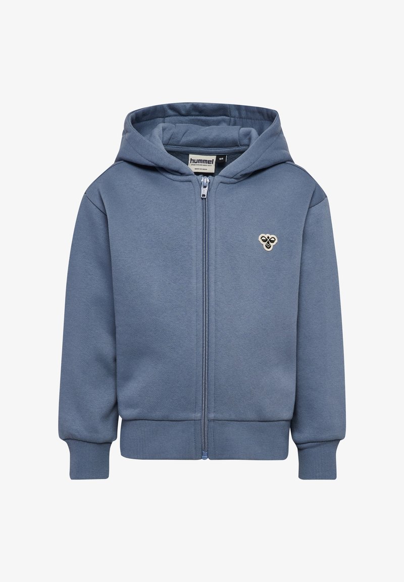 Blauwe rits-hoodie gemaakt van zacht materiaal, met een capuchon, ribgebreide manchetten en een geborduurd logo op de borst.