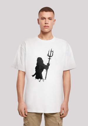 Hvit t-skjorte med kort erm som har en svart silhuett av en figur som holder en trident, med et sprutdesign nederst.