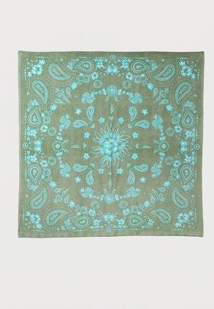 Kvadratni tkanina maslinasto zelene boje s tirkiznim cvjetnim i paisley uzorcima raspoređenim u koncentrične krugove.