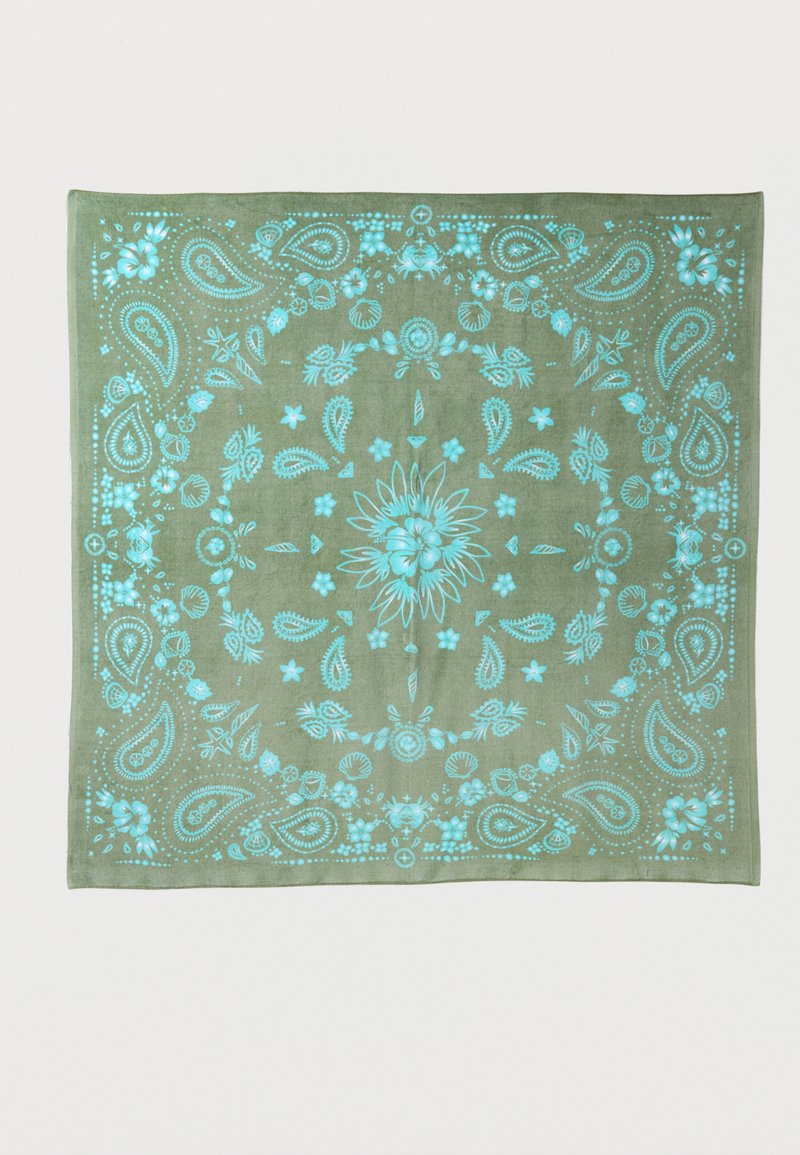 Τετράγωνο ύφασμα ελιάς πράσινου χρώματος με τυρκουάζ λουλουδένια και πασλέ σχέδια τοποθετημένα σε συγκεντρικούς κύκλους.