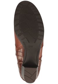 Suela de zapato de cuero marrón con una superficie texturada y con patrones; incluye un pequeño tacón y un diseño con detalles en relieve.