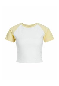 Camiseta corta con cuerpo blanco y mangas raglán amarillas. Hecha de una tela suave con cuello redondo. Diseño sencillo, sin patrones ni acentos.