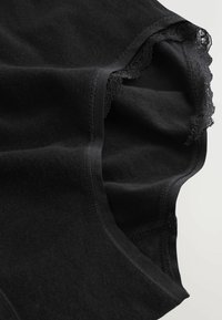 Schwarzes Tanktop, Baumwollmaterial, gerippte Struktur, rundes Halsbündchen, Spitzenbesatz am Rand und flache Nähte im gesamten Stoff.