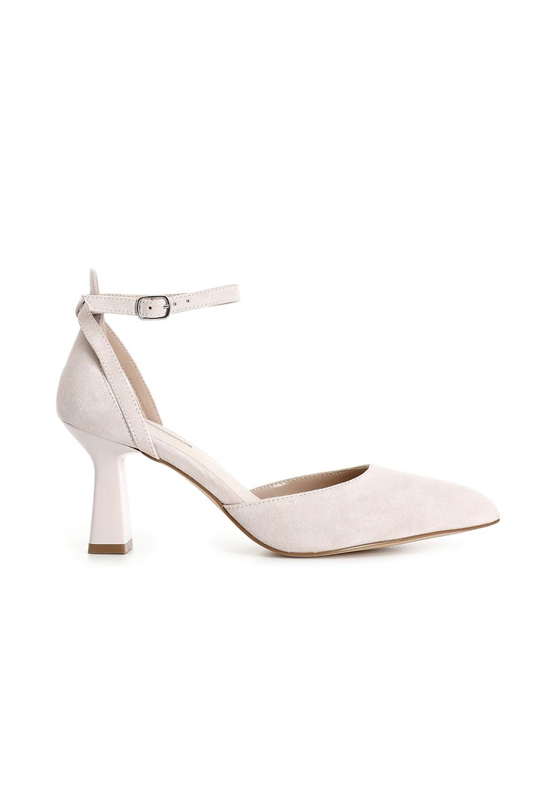 Beżowe zamszowe szpilki z wąskim noskiem i paskiem na kostkę, z charakterystycznym jasnoróżowym blokowym obcasem.