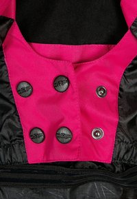 Collare di stoffa rosa con quattro bottoni neri; fodera interna nera con una superficie liscia; include elastico sul bordo inferiore.