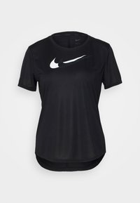 Camiseta corta negra de Nike Dri-FIT con logotipos superpuestos en blanco y negro de la marca Nike en el pecho.