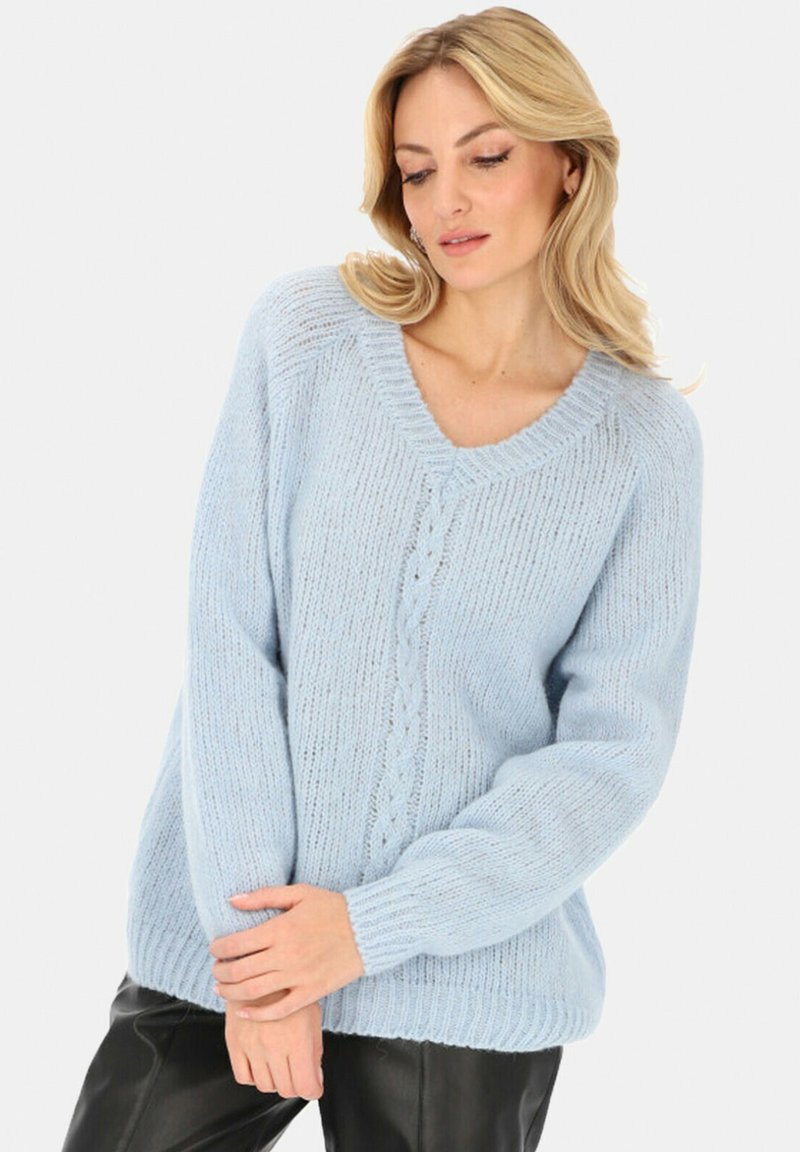 Jasnoniebieski sweter dziany z dekoltem w serek, długimi rękawami i wzorem w warkocz na przodzie, wyróżniający się miękkim, teksturowanym materiałem.