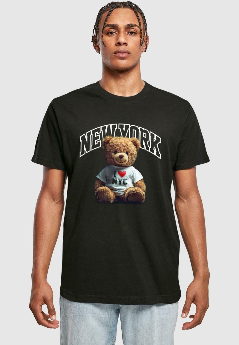 Svart t-skjorte med en bjørnegrafikk på en hvit "I ❤️ NYC"-skjorte, med "NEW YORK" i store hvite bokstaver over designet. Laget av bomull.