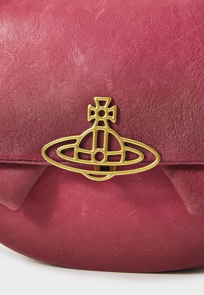 Bolsa de mão em pele vermelha com um fecho de metal dourado com um design abstracto e superfície texturizada, destacando o seu aspeto elegante e moderno.