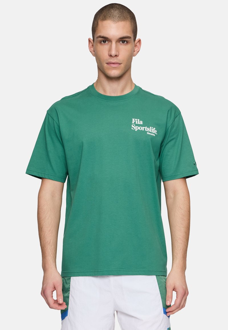 Camiseta de algodón verde con mangas cortas, cuello redondo y el logo "Fila Sportslife" impreso en la parte frontal.
