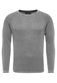 Szary sweter z długim rękawem wykonany z teksturowanej dzianiny, z okrągłym dekoltem i rękawami typu raglan, z prążkowanymi mankietami i obrębem.