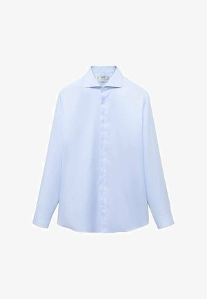 Chemise à manches longues bleu clair en tissu lisse, avec un col pointu et une patte de boutonnage pleine avec des boutons blancs. Sans motifs ni accents.