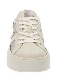 Sneakers bianchi in pelle con punta rotonda, lacci piatti e dettagli metallici. Presentano un pannello laterale testurizzato e una suola spessa e bianca.
