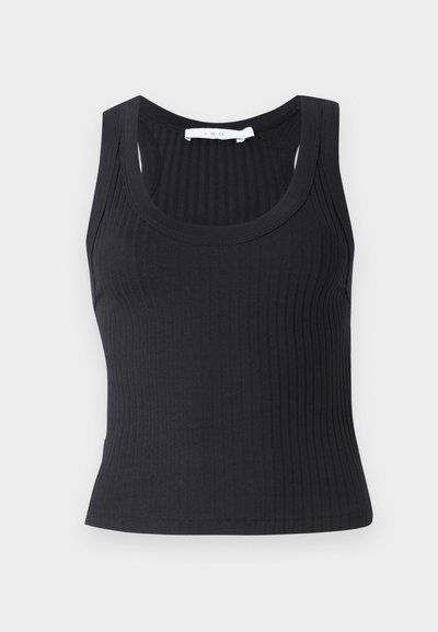 Crna rebrasta majica bez rukava s okruglim izrezom i širokim naramenicama, izrađena od meke, rastezljive tkanine, s prilagođenim siluetom.