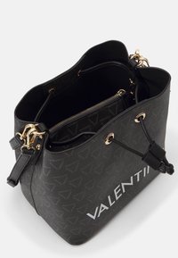 Svart Valentino bucketväska med guldfärgad metall, dragskoöppning och inre zip-försedd påse med subtil logotypmönster.