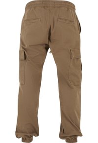 Pruunid cargo-püksid elastse vöökoha ja mansettidega, taga lõhikutega taskute ja suurte külgklapiga taskutega, nähtud tagant.