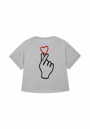 T-shirt grigio a maniche corte con un disegno stilizzato di una mano che fa un gesto di cuore, con un cuore rosso sopra di essa.