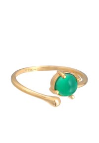 Anello placcato oro con una pietra verde rotonda, montato in una setting a quattro griffe, con un design di shank aperto minimalista e finitura liscia.