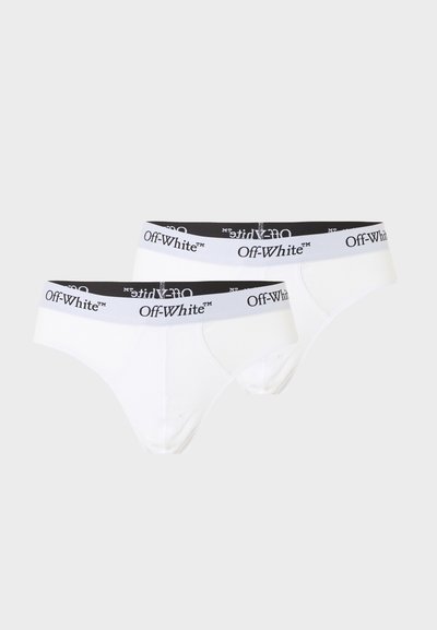 Deux slips blancs pour hommes avec des bandes élastiques noir et blanc comportant le logo « Off-White™ » répété sur un fond uni.