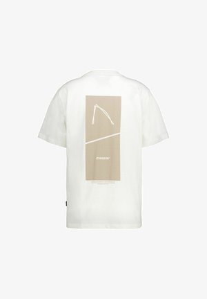 Fehér rövid ujjú póló bézs színű téglalap alakú grafikával és absztrakt vonal mintázattal a háton, rajta a "CHASIN'." felirattal.