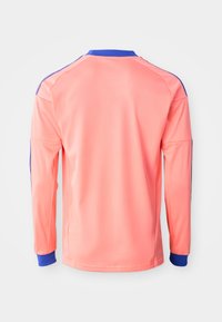 T-shirt de sport à manches longues corail clair avec col, poignets et bandes d'épaule bleues, vu de dos sur un fond uni.