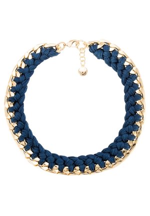 Collier ras du cou avec une chaîne épaisse en or entrelacée d'un tissu bleu marine tressé, doté d'un petit fermoir réglable en or et d'un pendentif.
