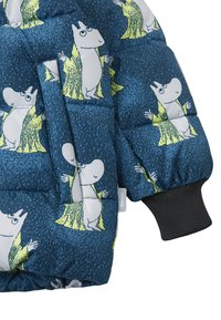Giacca imbottita con sfondo blu che presenta personaggi Moomin con sciarpe gialle. Include una tasca laterale e polsini a coste neri.