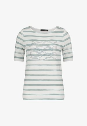 Wit shirt met korte mouwen, lichtgroene horizontale strepen en kleine golvende patronen van strass-steentjes over de borst.