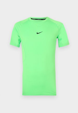 Maglietta sportiva Nike Pro a maniche corte di colore verde brillante con logo Nike swoosh nero centrato sul petto, mostrata su sfondo semplice.